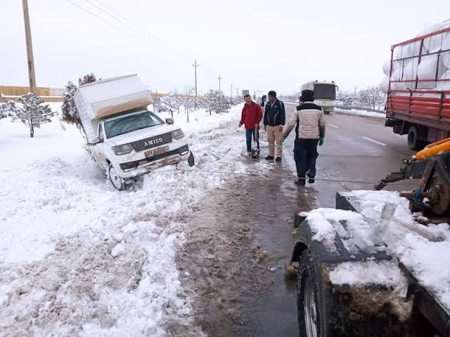 امداد خودرو در برف همدان